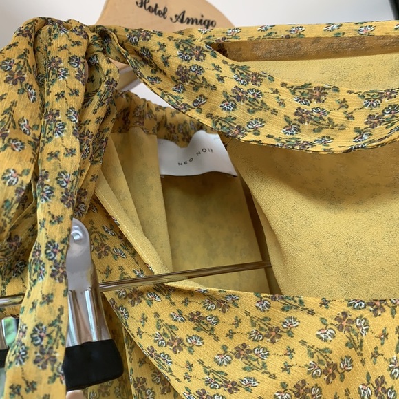 🦄 Neo Noir top with ruched neckline sash - Picture 8 of 10